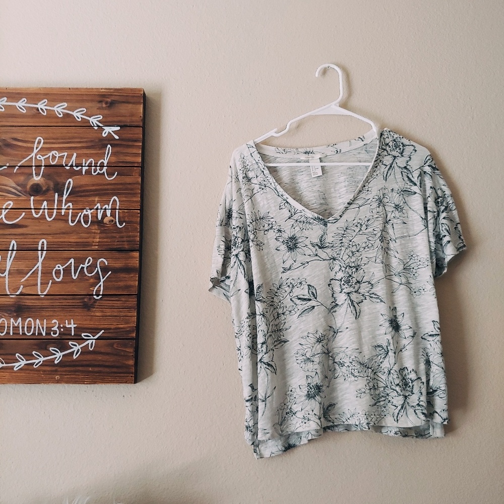 H&M White Floral V-neck
